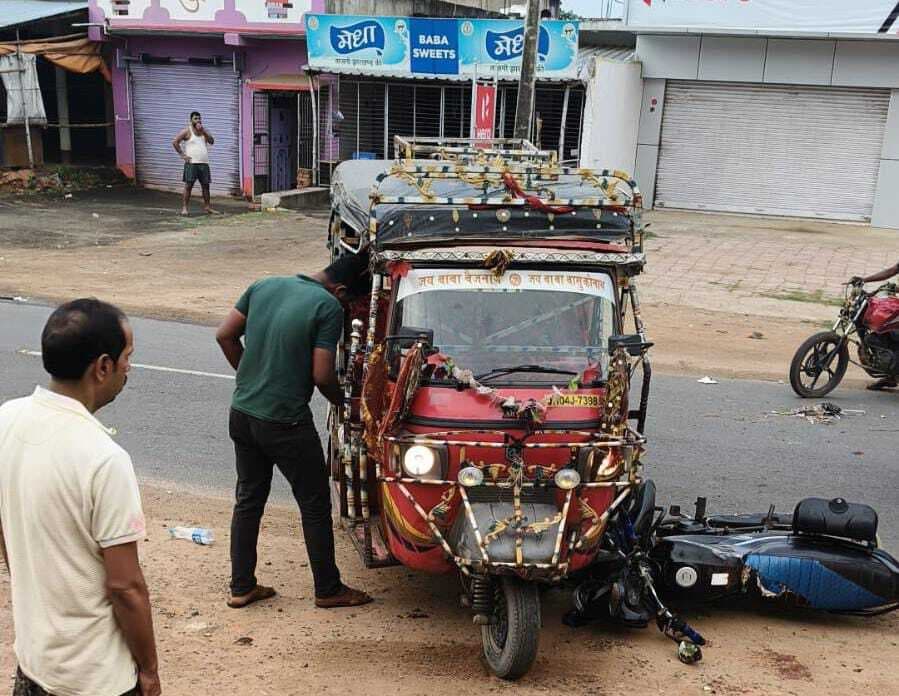 अलग-अलग सड़क हादसों में चार घायल, दो रेफर