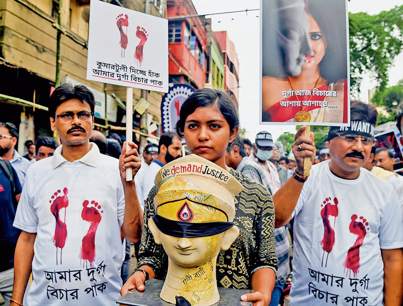 न्याय की मांग कर सड़कों पर उतरे कुम्हारटोली के मूर्तिकार