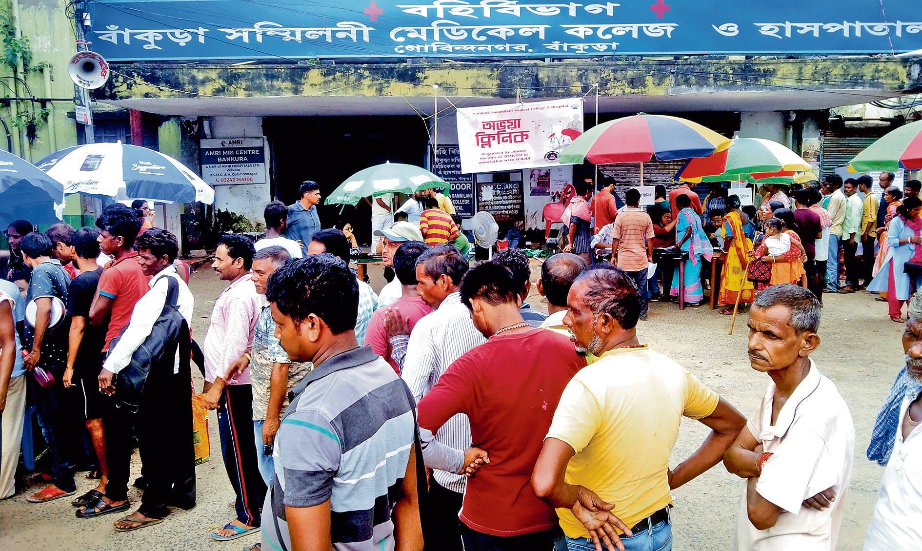 अस्पताल के आउटडोर के बाहर जूनियर डॉक्टरों ने चलाया ‘अभया क्लिनिक’