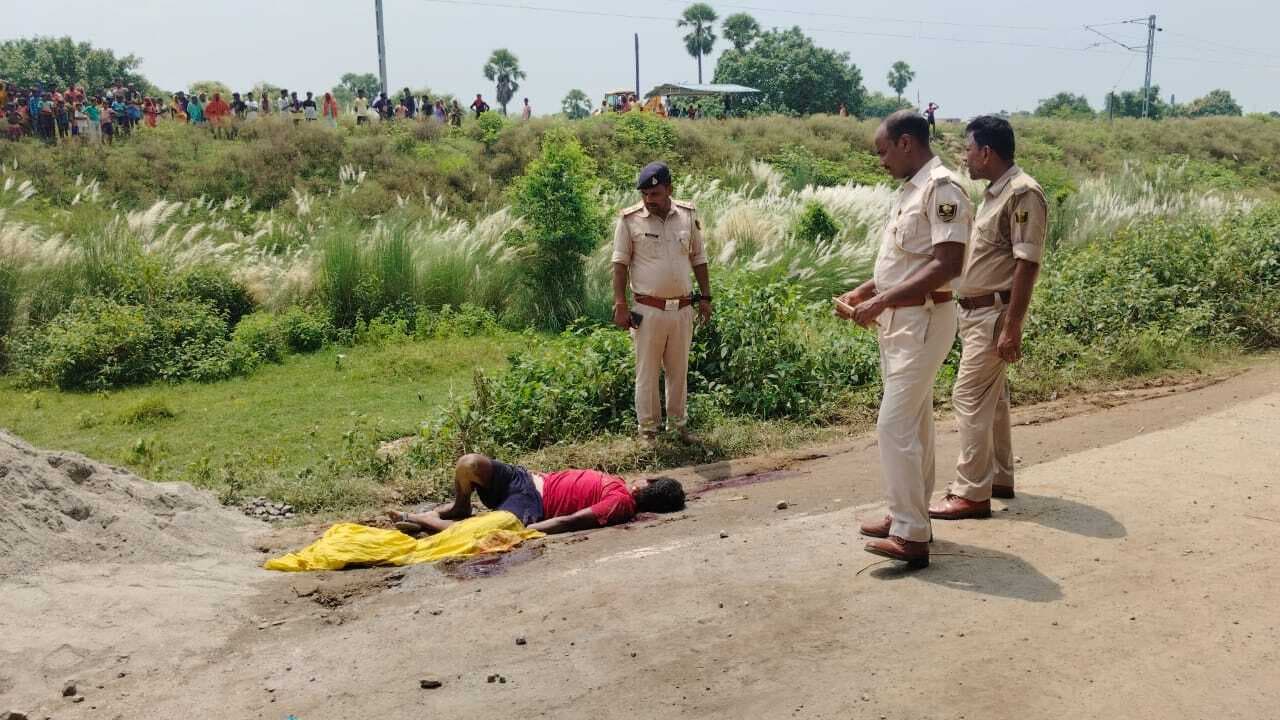 नवादा न्यूज : ट्रक बैक करने के दौरान चालक ने खलासी को कुचला, मौत