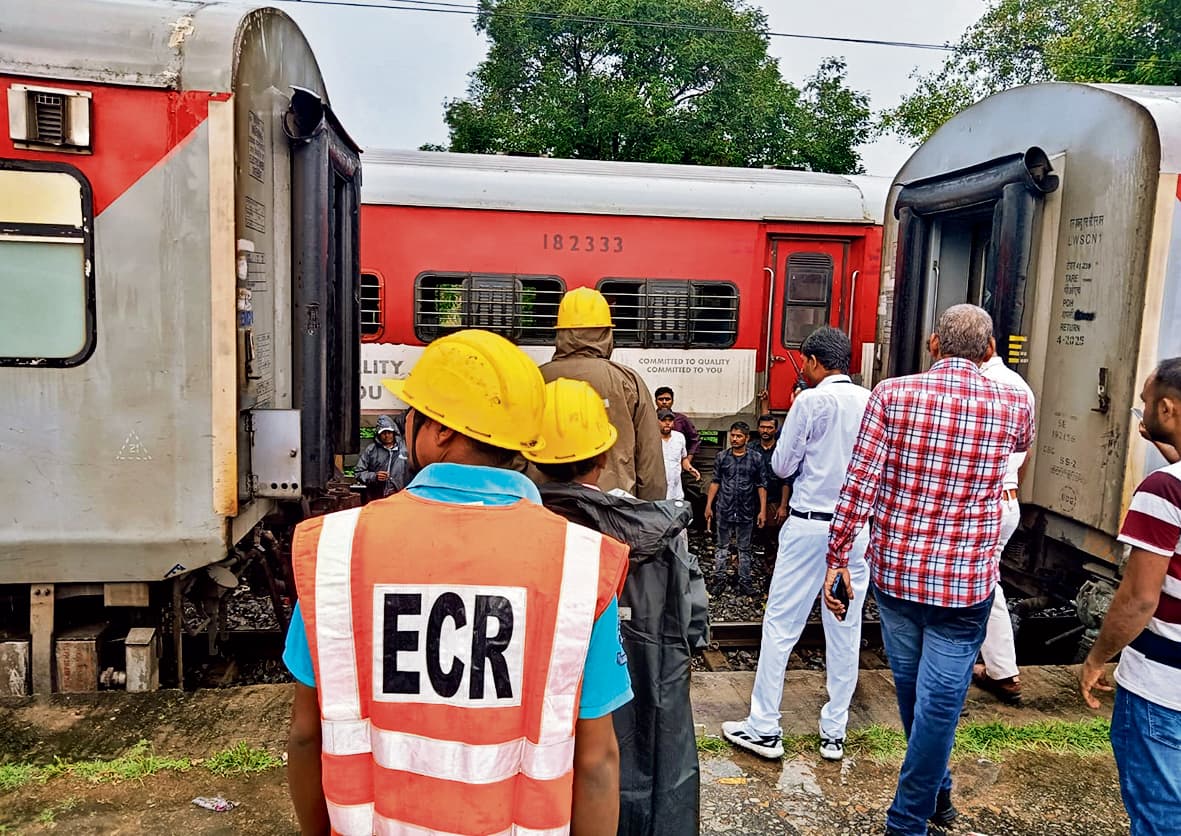 इमरजेंसी ब्रेक लगाकर ड्राइवर ने रोकी ट्रेन