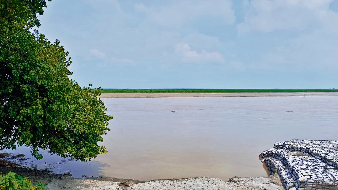 Gopalganj News : गंडक का बढ़ा जल स्तर, खतरे के निशान तक पहुंच गयी नदी, तटबंध की निगरानी बढ़ी