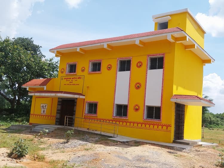 Giridih News : 55 लाख की लागत से बने आरोग्य केंद्र का लोगों को नहीं मिल रहा लाभ