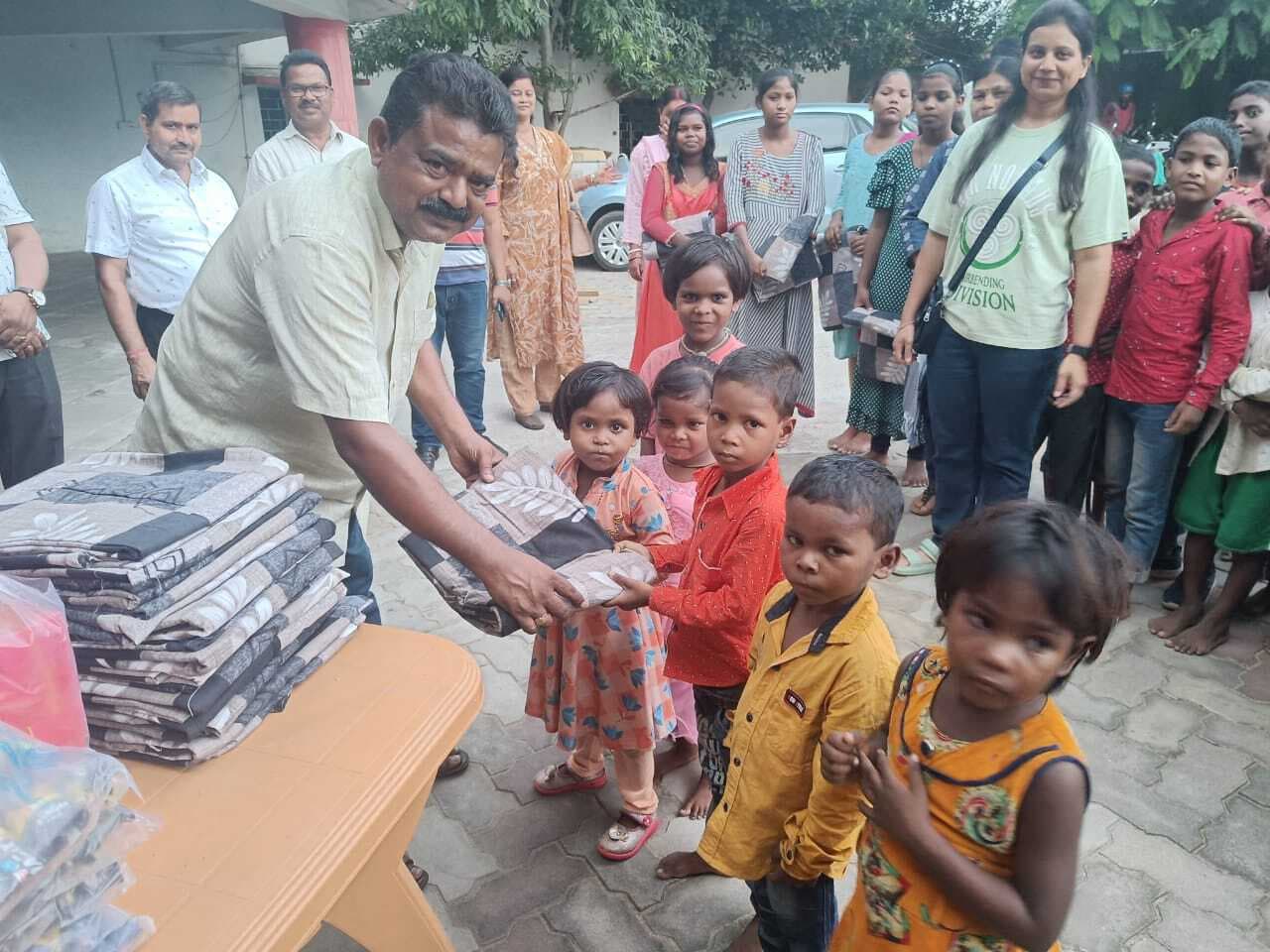 Giridih News: अखिल भारतीय बीमा कर्मचारी संघ ने बिरहोर बच्चों के बीच बांटी सामग्री