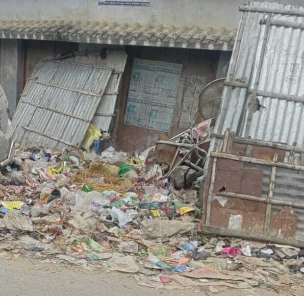 स्वच्छता कर्मी की हड़ताल से पंचायत में लगा कचरे का अंबार