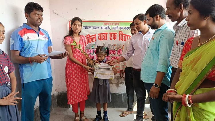 बच्चों से रचनात्मक कार्य करवा पर्यावरण के प्रति बनाना है सजग