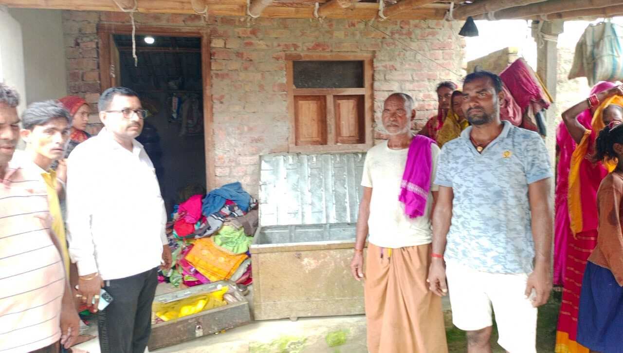 घर का ताला तोड़ आभूषण सहित डेढ़ लाख के सामान की हुई चोरी