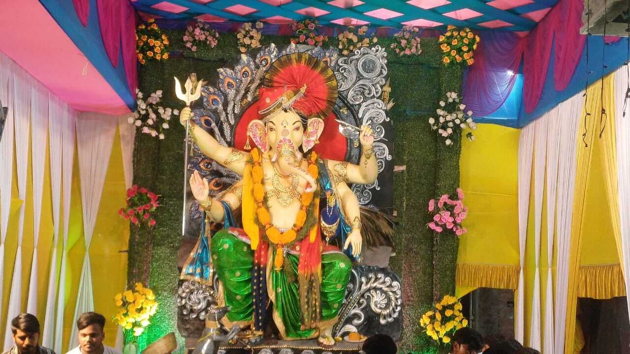 गणपति के दर्शन को उमड़ रही भीड़, मेला का लुत्फ उठा रहे श्रद्धालु