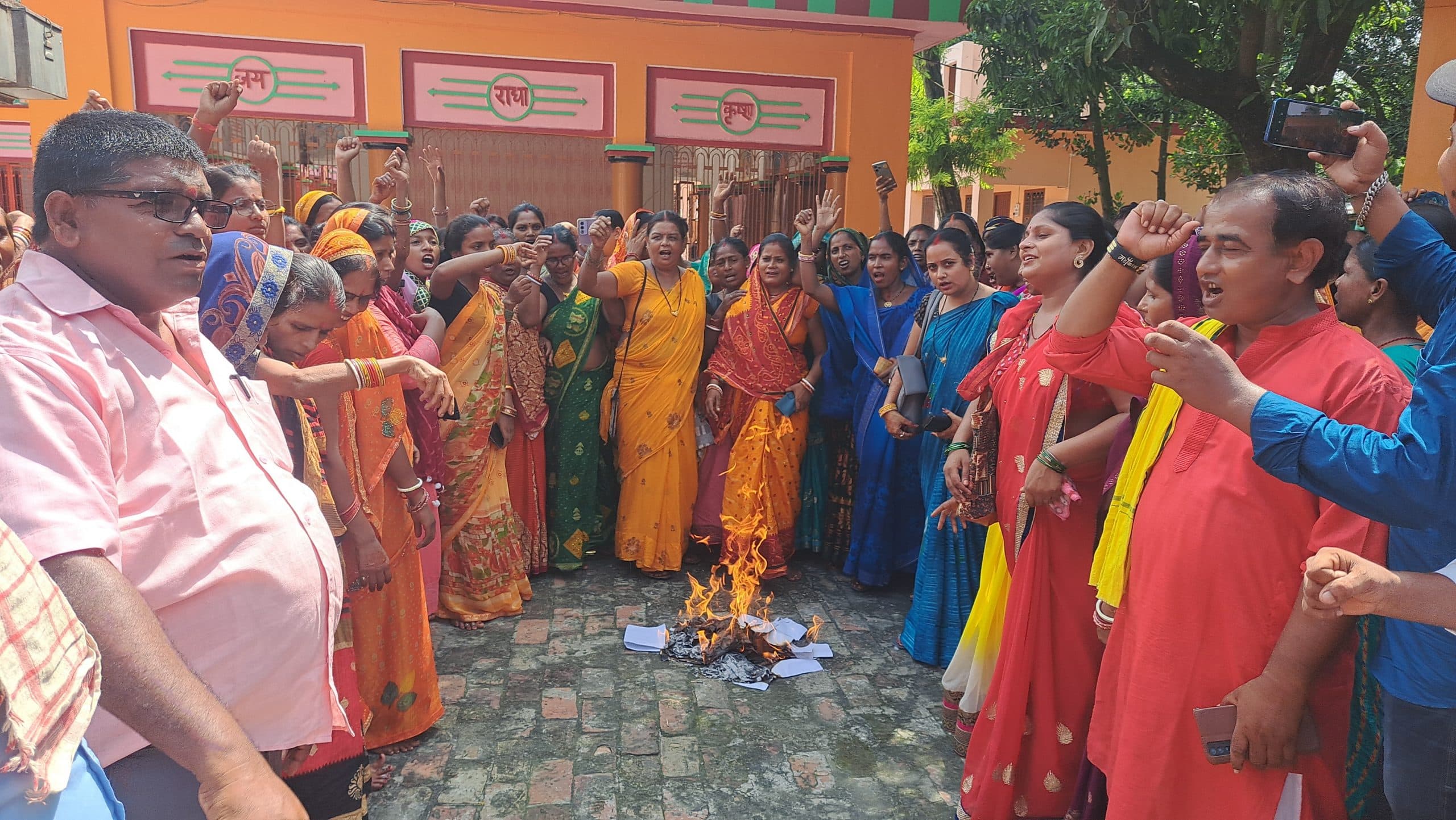 Madhubani News. मानदेय बढ़ोतरी की मांग को ले जीविका कार्यकर्ताओं का प्रदर्शन