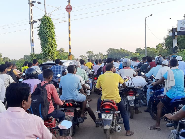 Motihari News : रेलवे फाटक बंद होने के कारण वाहन सवार हो रहे हलकान