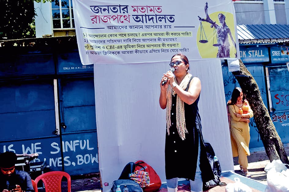 जनता की अदालत में जूनियर डॉक्टरों ने ली लोगों की राय