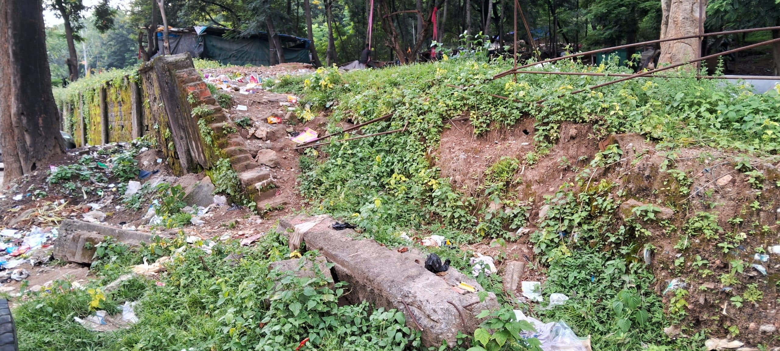 Ranchi news : पहाड़ी मंदिर के निचले हिस्से का अतिक्रमण, गार्डवॉल नहीं बनने से मिट्टी का हो रहा कटाव