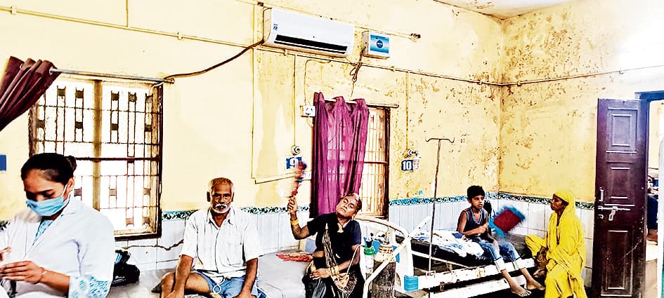 Gopalganj News : मॉडल सदर अस्पताल के इमरजेंसी वार्ड में डॉक्टर के चेंबर में एसी, पंखे के सहारे इलाज करा रहे हैं मरीज
