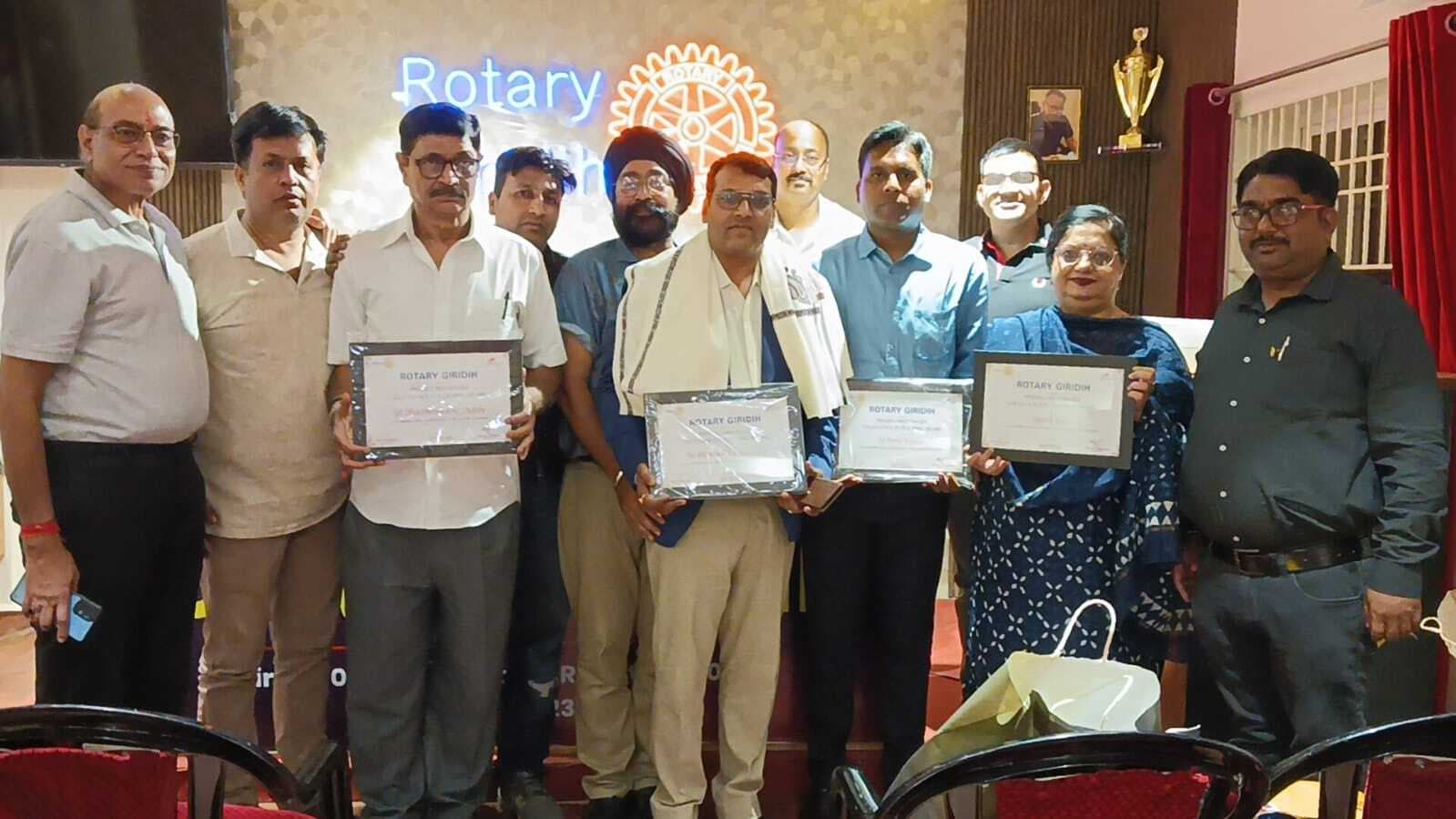Giridih News: रोटरी गिरिडीह ने पांच शिक्षक-शिक्षिकाओं को किया सम्मानित