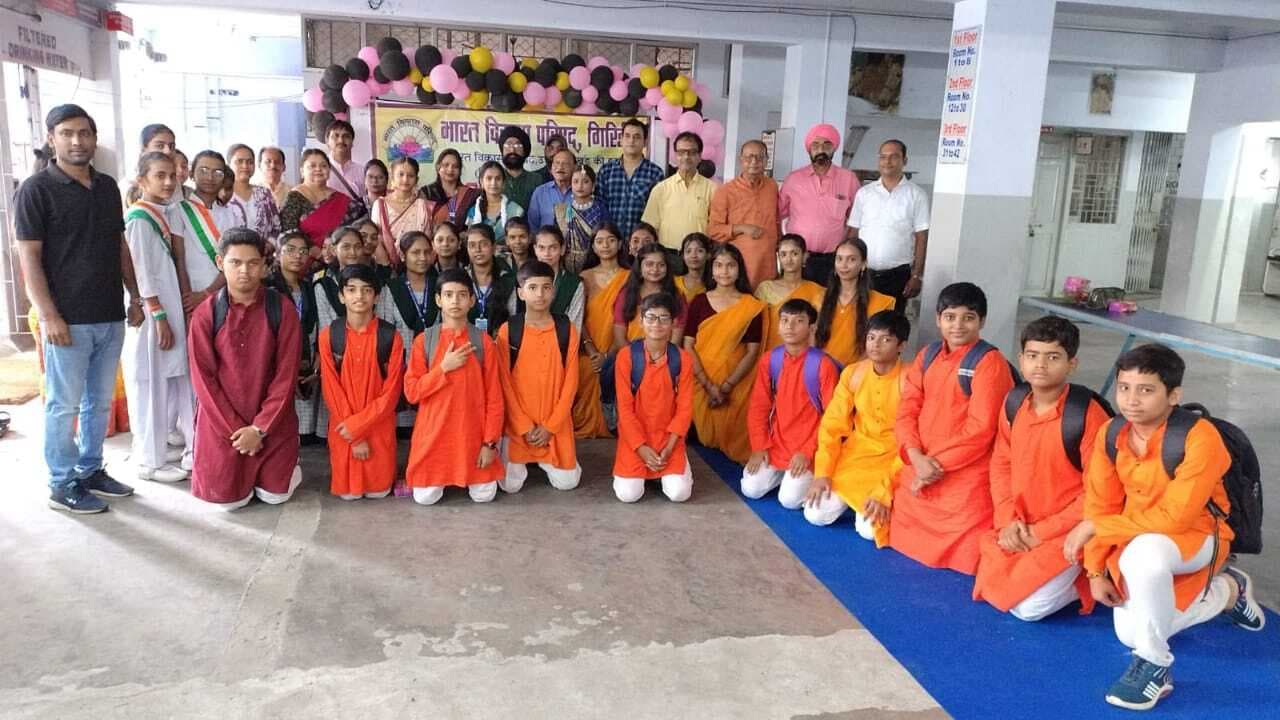 Giridih News: सामूहिक गायन प्रतियोगिता में सरस्वती शिशु विद्या मंदिर विजेता