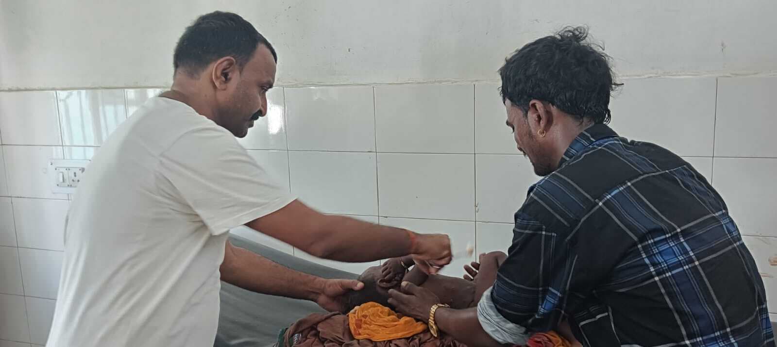 Giridih News: जंगली सूअर मारने के लिए रखा प्रेशर बम फटने से पिता-पुत्र गंभीर रूप से घायल