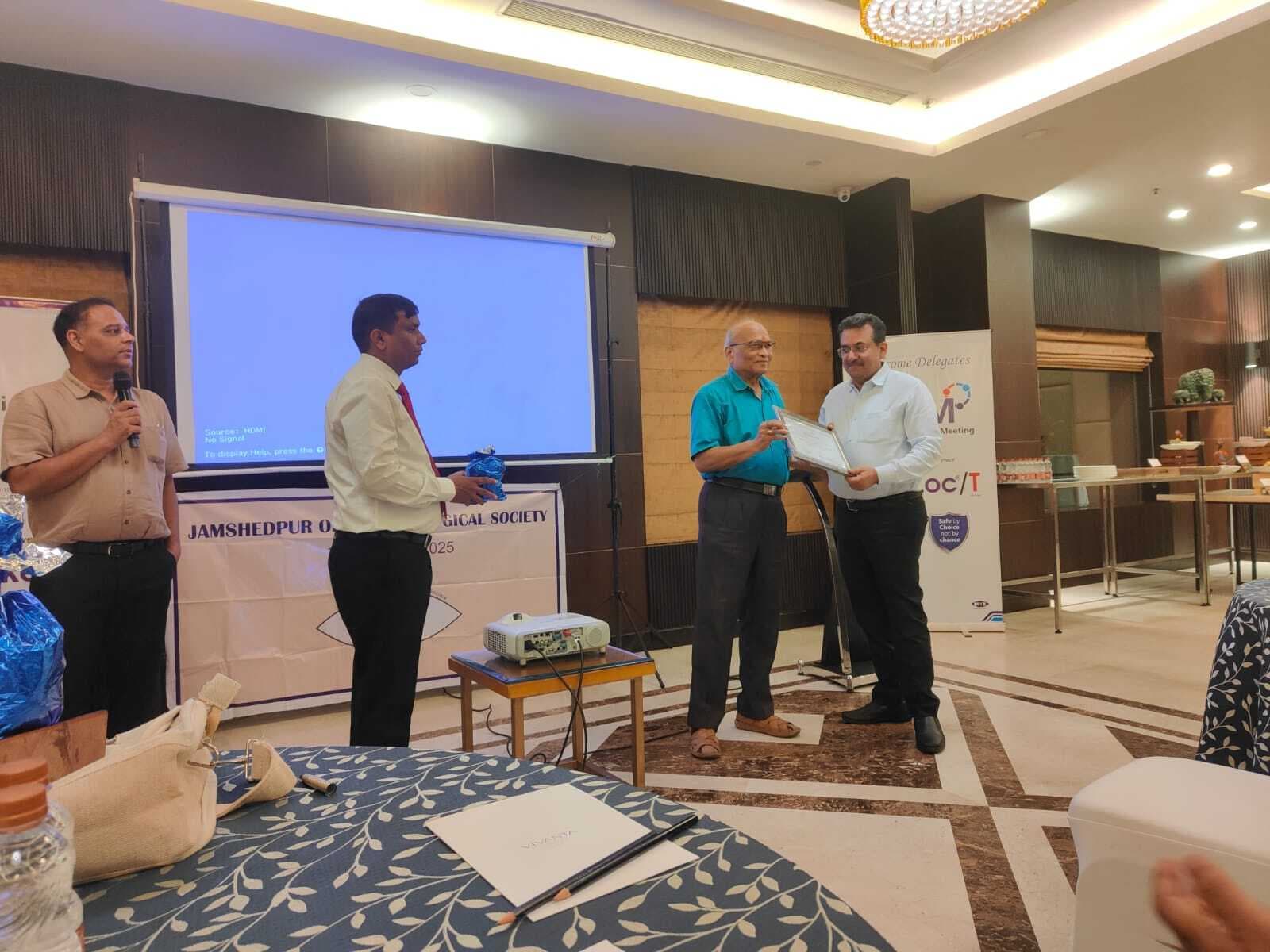 Jamshedpur News : ग्लूकोमा में दवा डालना छोड़ देना बन सकता है अंधेपन का कारण : डॉ अजय