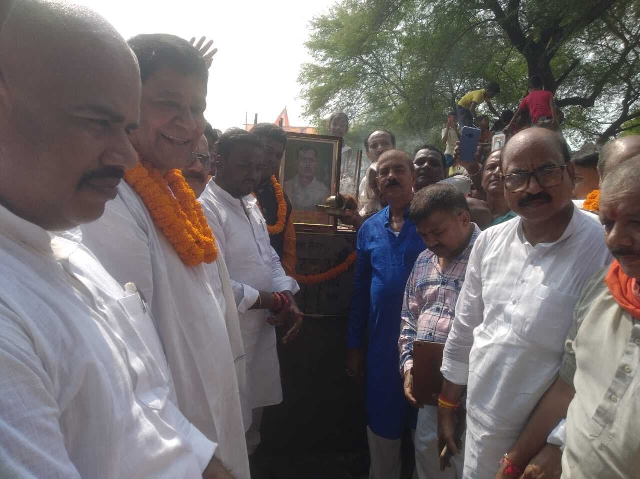 स्वतंत्रता सेनानी अमर शहीद रामफल मंडल के आदमकद मूर्ति का हुआ शिलान्यास