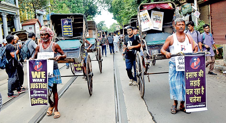 हाथरिक्शा चालकों ने भी आरजी कर की पीड़िता को न्याय दिलाने के लिए निकाली रैली