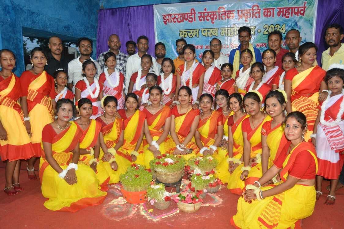 Dhanbad News:करम महोत्सव में गीत व नृत्य से युवतियों ने बांधा समां