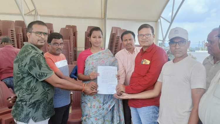 टेट पास पारा शिक्षकों ने विधायक को सौंपा ज्ञापन