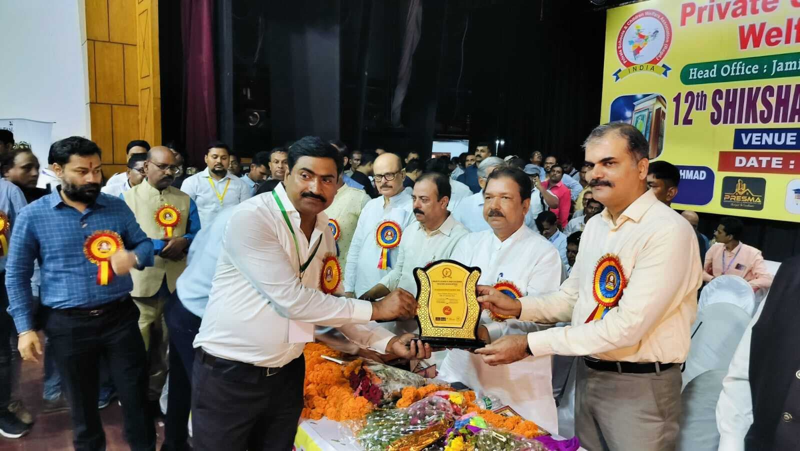 12वें शिक्षक सम्मान समारोह में जिले के निजी विद्यालय के 37 शिक्षक हुए सम्मानित