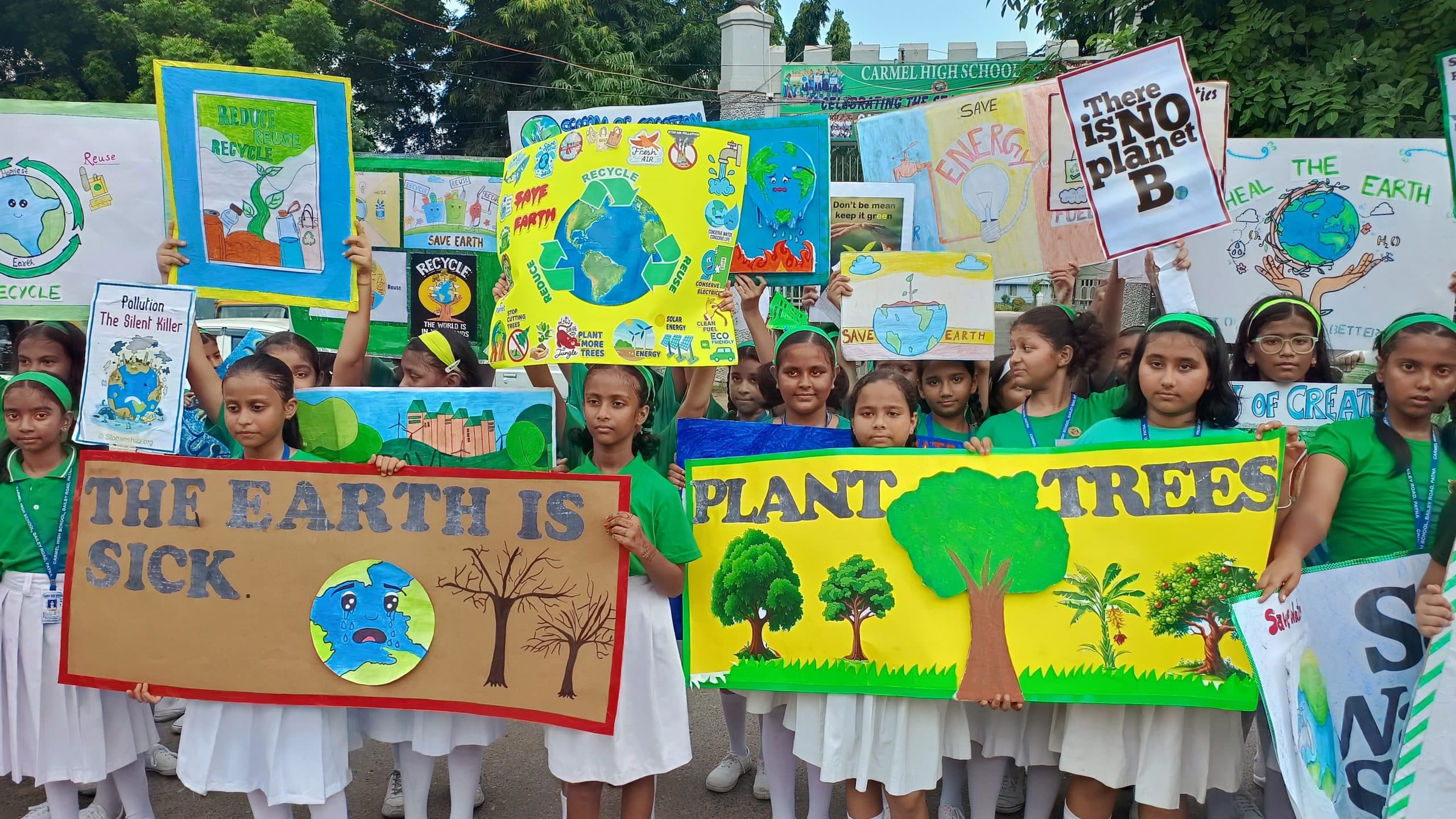 कैंपस : कार्मेल हाइस्कूल : छात्राओं ने पेड़-पौधे लगा कर पृथ्वी संरक्षण का दिया संदेश