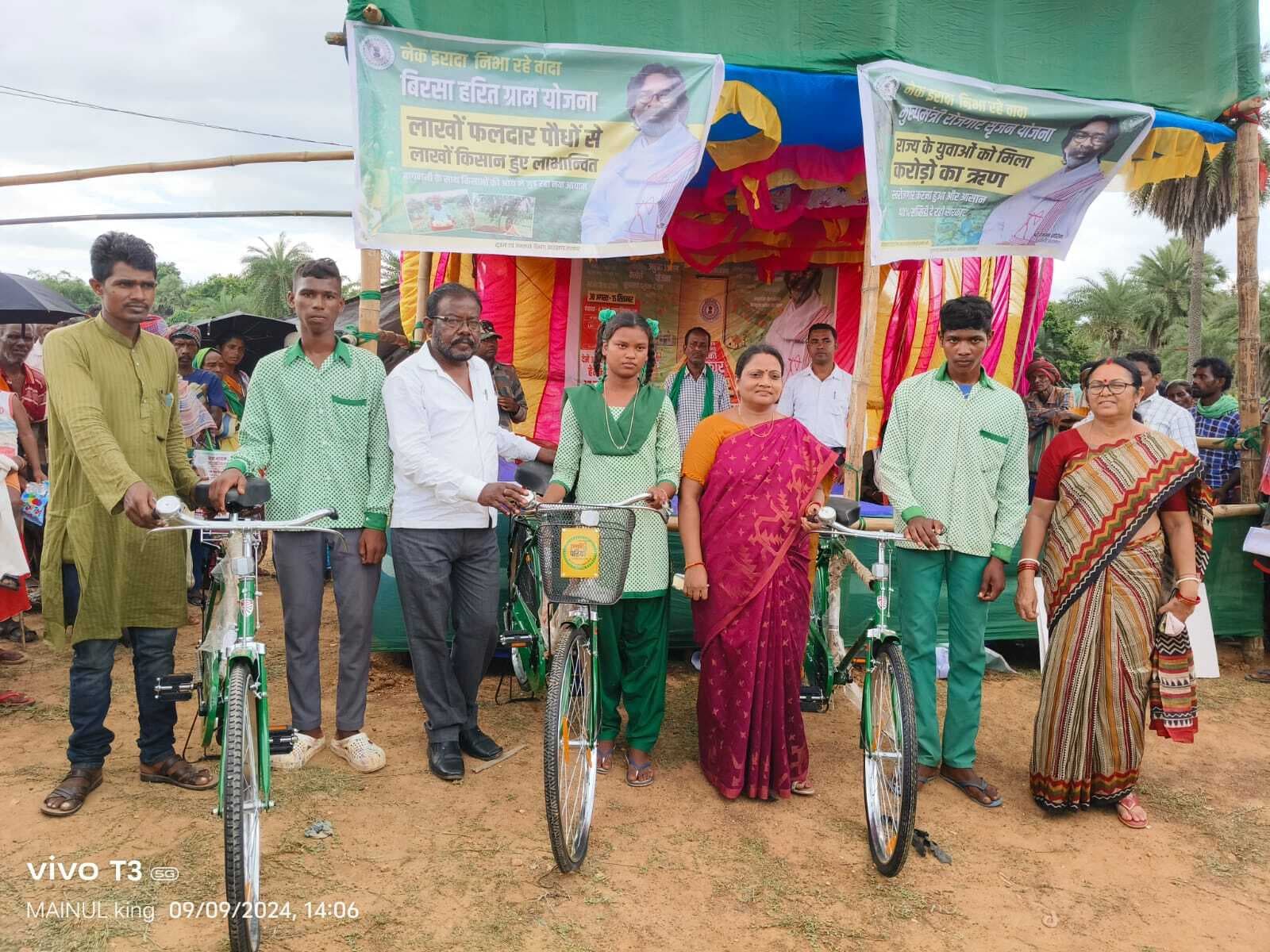 छात्र-छात्राओं के बीच किया गया साइकिल का वितरण