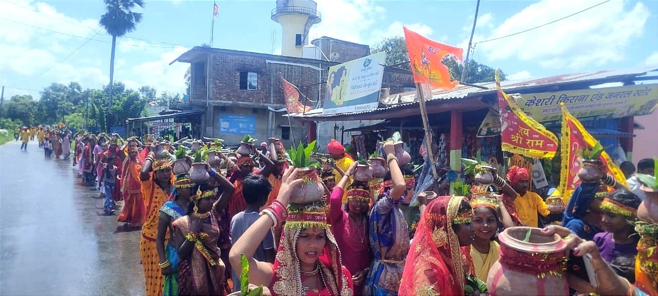 गणपति महोत्सव पर भागवत कथावाचन को निकाली कलशयात्रा