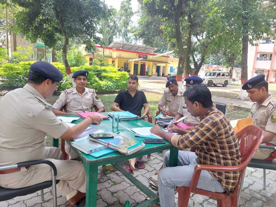सर्किल इंस्पेक्टर ने पोठिया थाने में पुलिस अधिकारियों के साथ की बैठक, दिये कई निर्देश