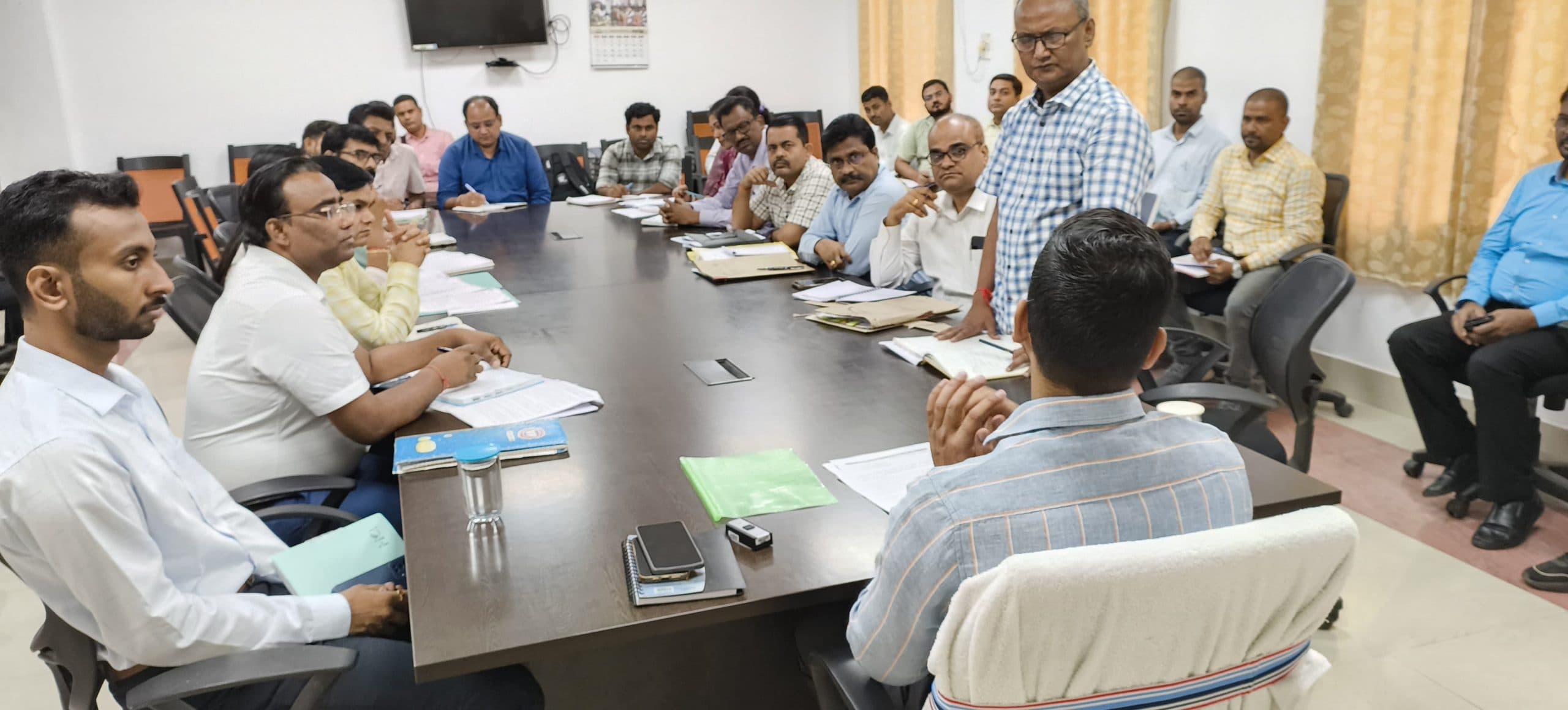 नीति आयोग व आकांक्षी से संबंधित योजना को जल्द पूर्ण करें: डीएम