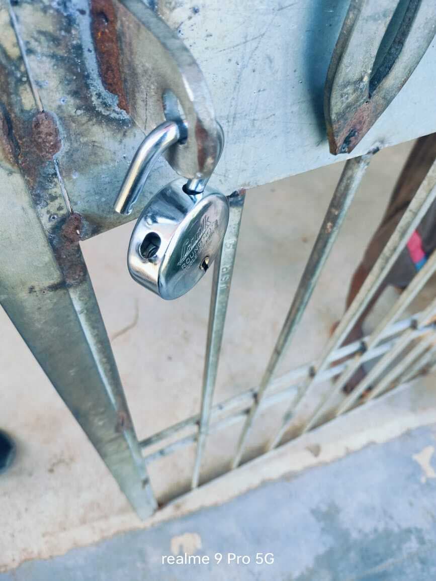 चोरों ने विद्यालय का ताला तोड़कर 7 बोरा चावल एवं स्टारटर चुराया