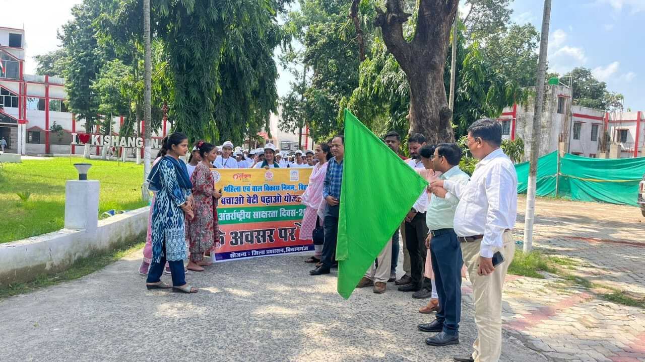अंतरर्राष्ट्रीय साक्षरता दिवस पर छात्राओं ने निकाली जागरूकता रैली