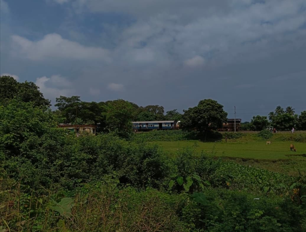 कटिहार सिलीगुड़ी एक्सप्रेस के स्टेशन पर बिना रूके आगे बढ़ने अफरा-तफरी