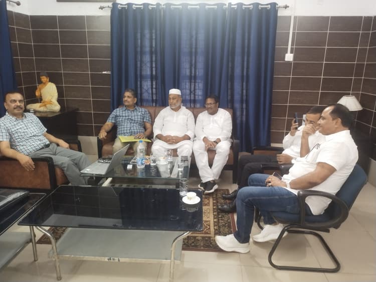 विशेष भूमि सर्वेक्षण कार्य को ले सांसद, विधायक ने एडीएम व अन्य अधिकारियों के साथ की बैठक