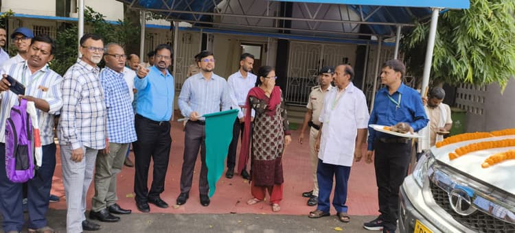 डीएम ने मोबाइल पशु चिकत्सालय को किया रवाना, सुबह नौ से शाम पांच बजे तक होगा परिचालन