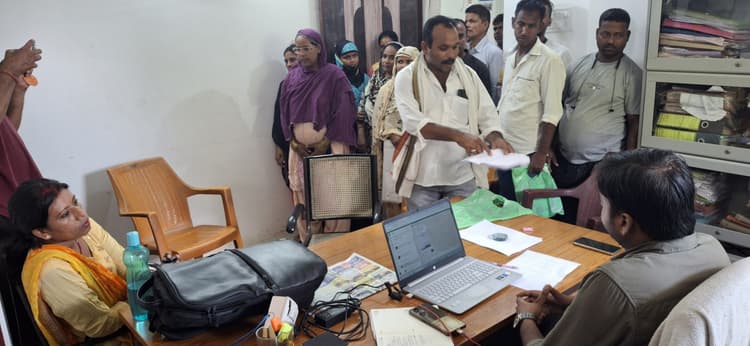 जीविका सीएम पर 33 लाख घोटाला का आरोप, आक्रोशित सदस्यों ने कार्यालय में किया प्रदर्शन