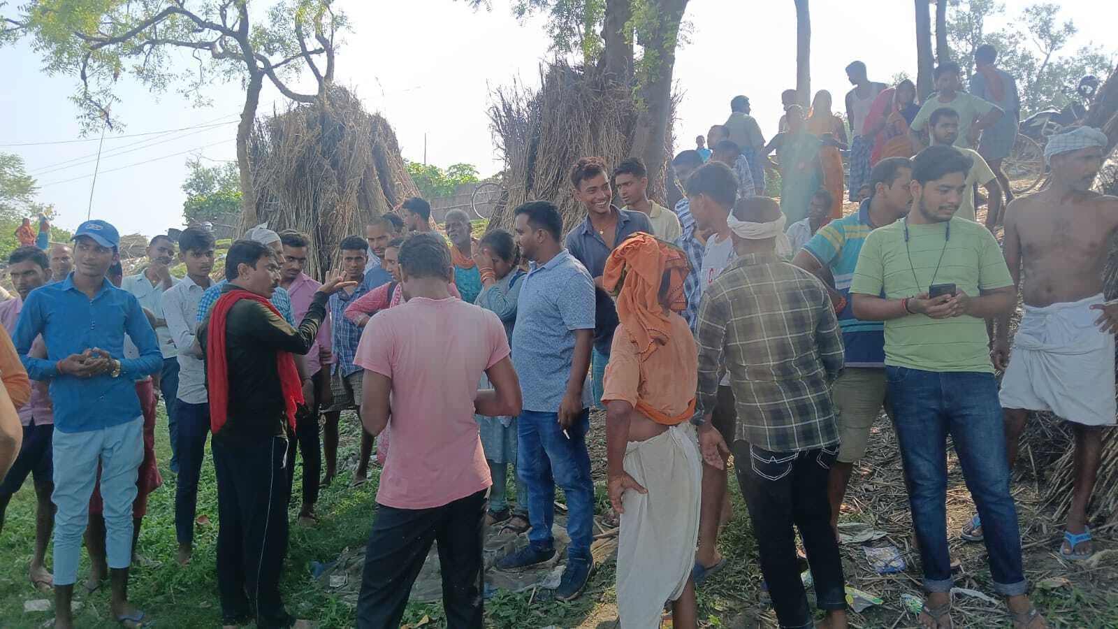 अचानक तेज आवाज से साथ पलट गई नाव, मची चीख पुकार