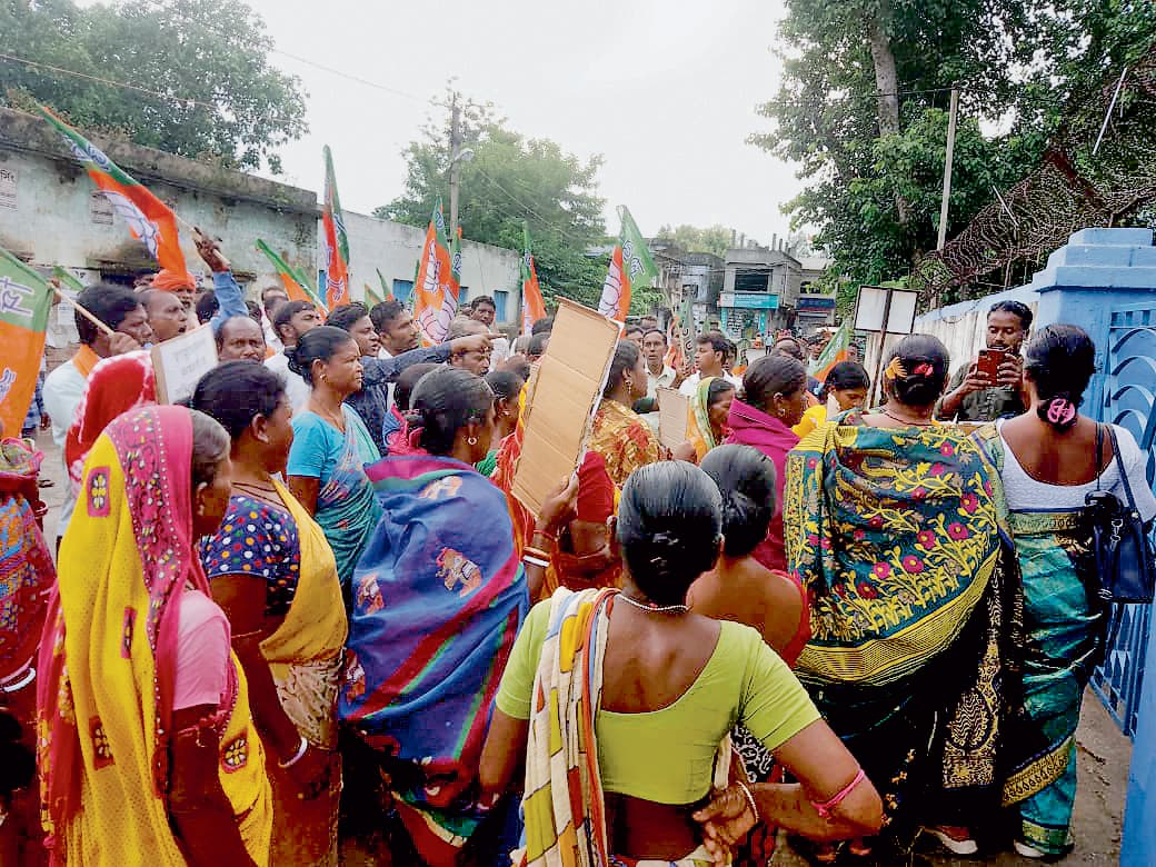 सोशल मीडिया में महिलाओं पर अभद्र पोस्ट, आरोपी तृणमूलकर्मी, भाजपा का हल्लाबोल