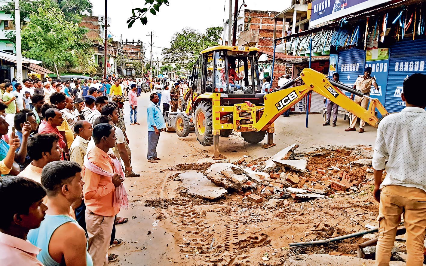 प्रशासन ने बुलडोजर चलवा कर नोखा रोड में नाले को कराया अतिक्रमणमुक्त