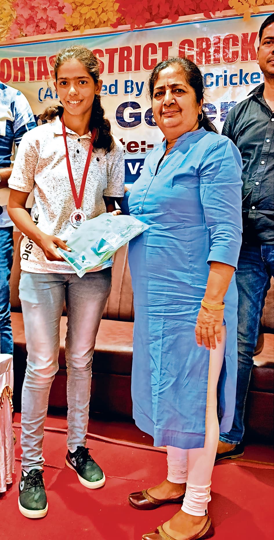 जिला क्रिकेट संघ की बैठक में खिलाड़ियों को किया गया सम्मानित