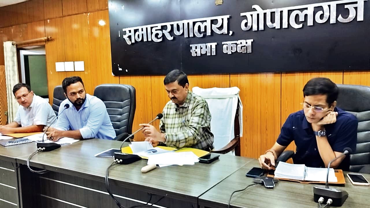 Gopalganj News : पैक्स से कर्ज लेने वालों पर गिरफ्तारी कर वसूली की करें कार्रवाई : डीएम