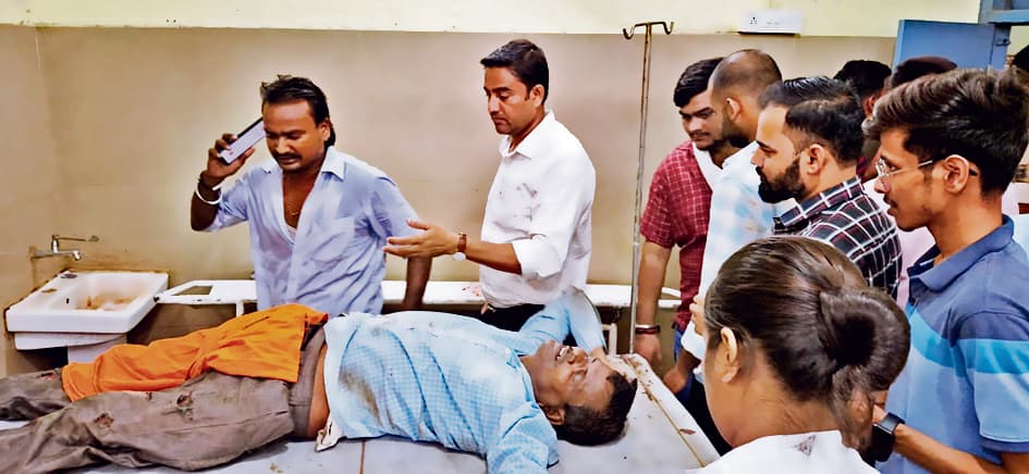 chhapra news : चलती ट्रेन पर चढ़ते समय गिरा युवक, हालत गंभीर