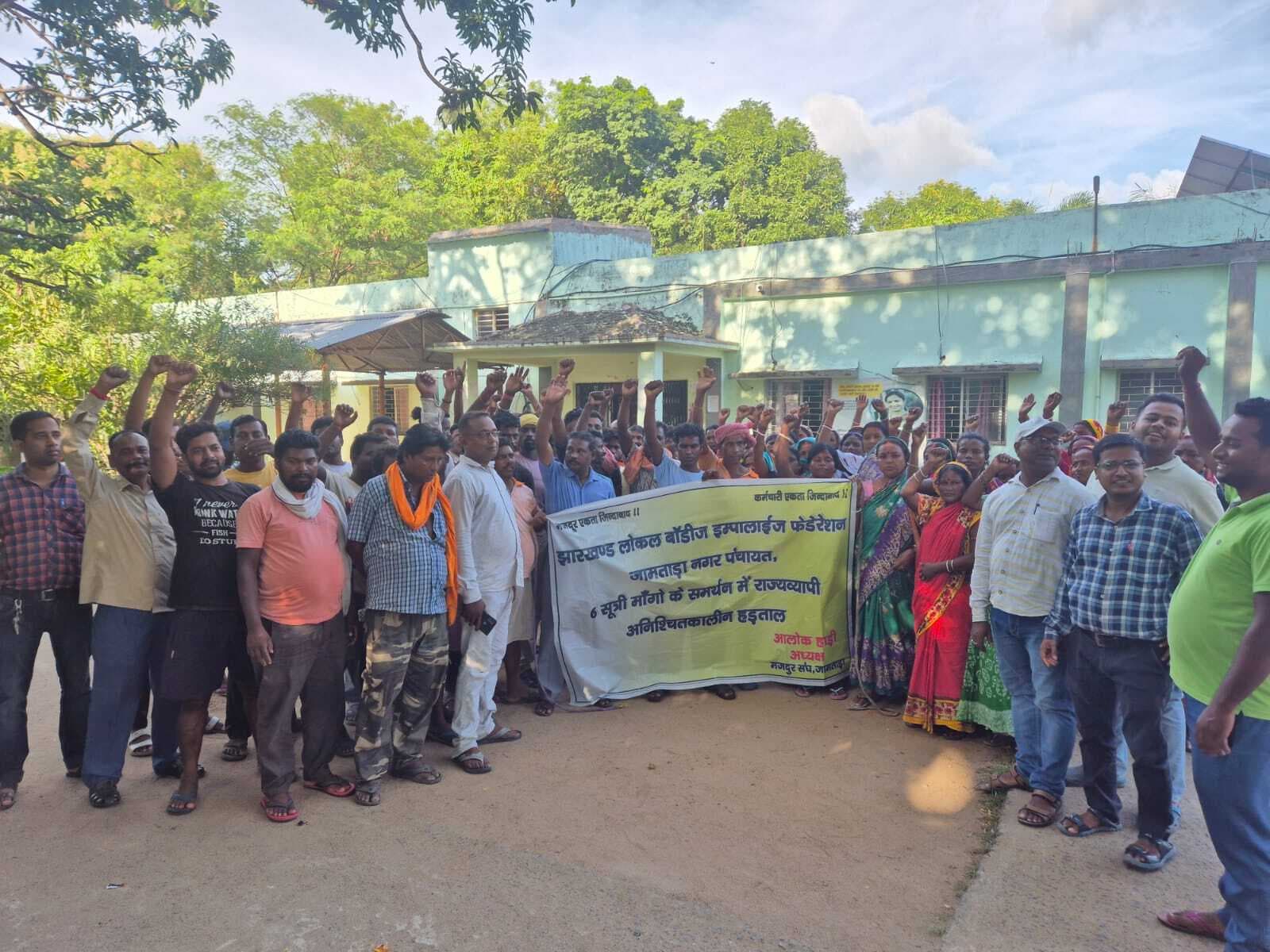 शहर में 14 दिनों से सफाई कार्य है बंद, लगा कूड़े-कचरे का अंबार