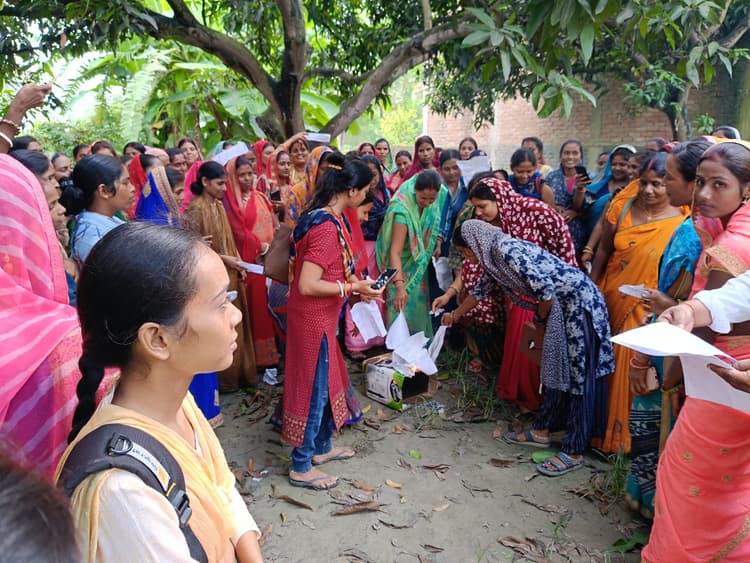 Samastipur News: जीविका कैडर संघ ने आदेश की प्रति जलाकर किया विरोध