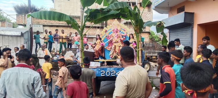 Girirdih News: शोभायात्रा निकाल प्रतिमा का किया गया विसर्जन