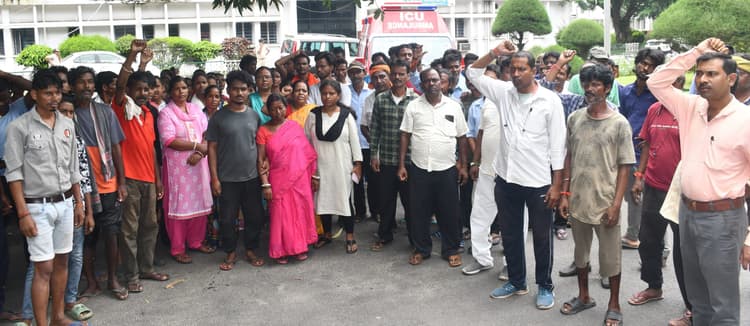 Bokaro news: बेमियादी हड़ताल पर गये बीजीएच के ठेका मजदूर, चरमरायी सफाई व्यवस्था