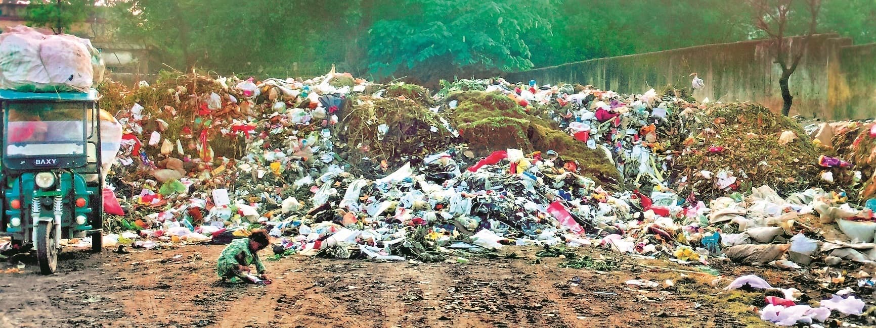 Ranchi News : रामगढ़ ट्रैकर स्टैंड के बगल में निगम ने बनाया डंपिंग यार्ड, बदबू से लोग परेशान