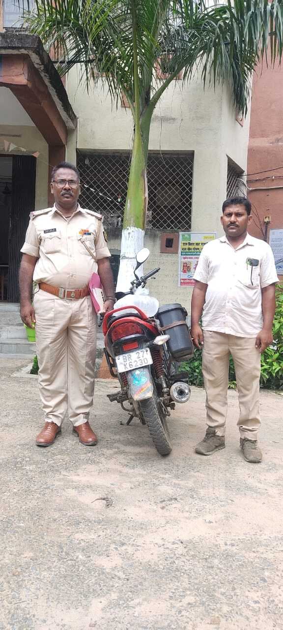 पांच लीटर शराब व बाइक जब्त, धंधेबाज फरार