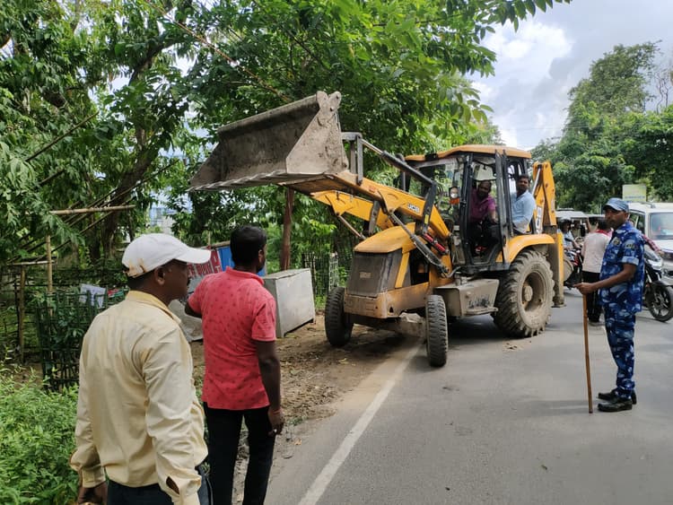 मुख्य सड़कों पर दूसरा दिन भी चला अतिक्रमण हटाओ अभियान
